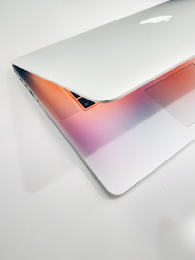 木质表面上的 Apple MacBook air
